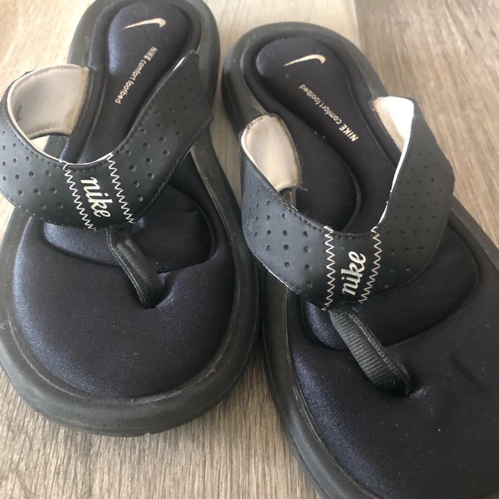Nike “comfort footbed” flip flops size 7 (black)